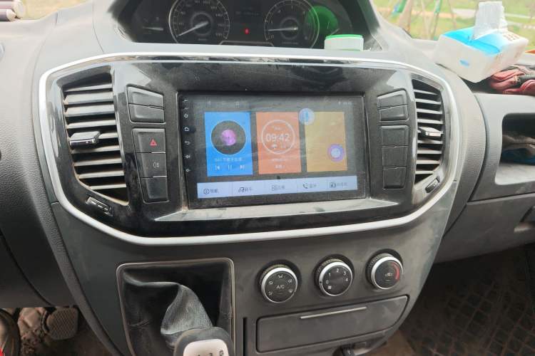 Used SAIC MAXUS Xintu V80 2019 2.5T Classic Edition 6-Speed Manual – Aoyuntong Modified Version Short Wheelbase Mid-Height Roof 5/6 Seats
