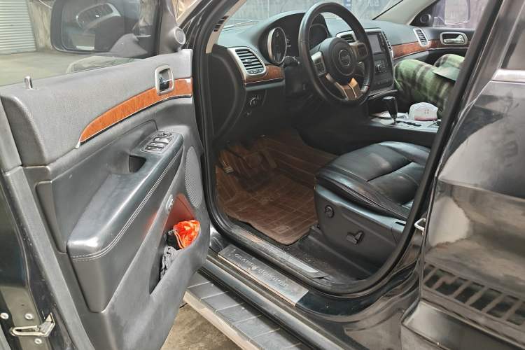 Used Jeep Grand Cherokee 2011 3.6L Luxury Navigation Edition Driver Seat