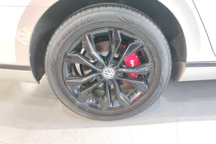 Used Volkswagen Magotan 2019 330TSI DSG Luxury Model China V Standard Right Rear Wheel Hub