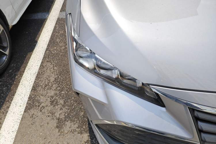 Used Toyota Avalon 2019 Dual-Engine 2.5L XLE Prestige Version China VI Standard Right Front Headlight