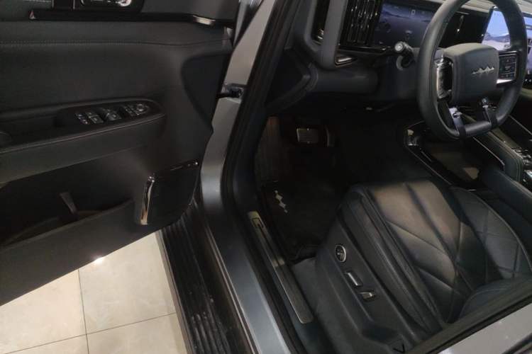 Used Formula Leopard 5 2023 Navigator Edition Driver Seat