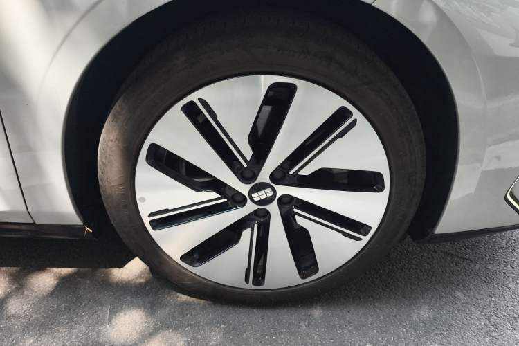 Used Geely Galaxy E8 2024 665 km Range Rear-Drive Starship Long-Range Version Right Front Wheel Hub