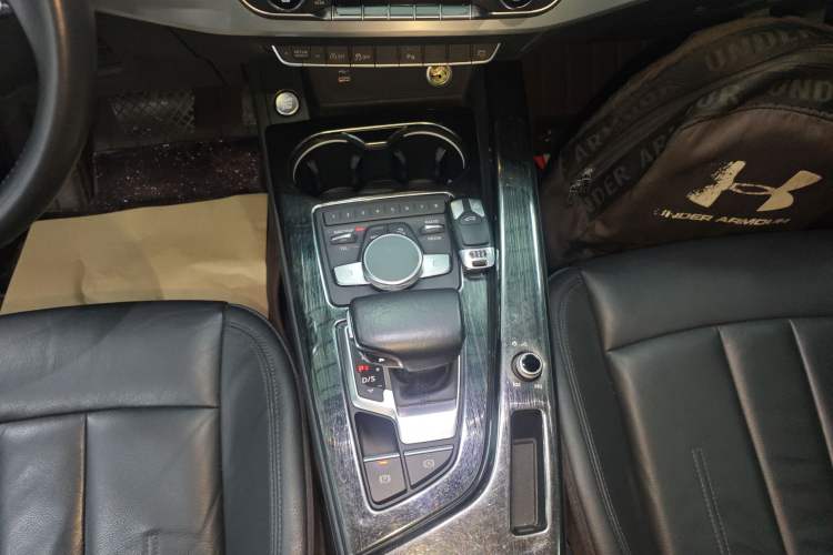 Used Audi A4L 2018 30th Anniversary Edition 40 TFSI Fashion Model
