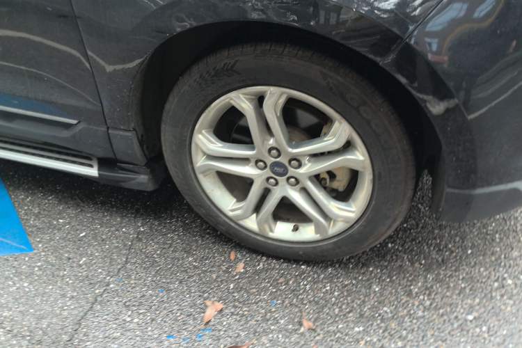 Used Ford Edge 2016 EcoBoost 245 Four-Wheel Drive Titanium Edition 7-Seater Right Front Wheel Hub