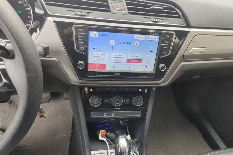 Used Volkswagen Touran 2016 Volkswagen Touran L 280TSI DSG Comfort Edition Audio And AC Panel