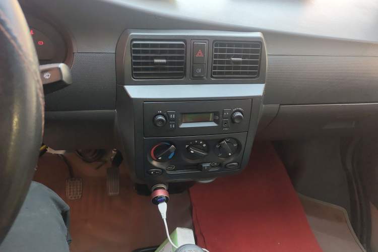 Used Wuling Rongguang Small Truck 2019 1.5L Base Version Double-Cab Euro VI L3C Audio And AC Panel