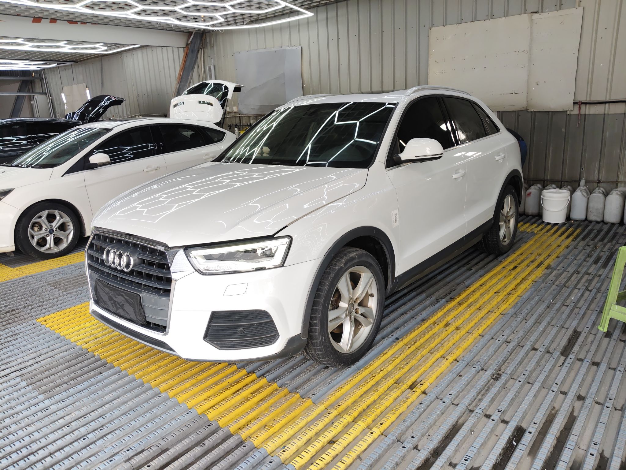 Под передней частью автомобиля