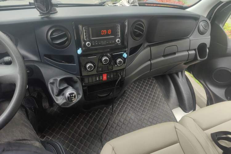 Used Iveco Eurocargo 2021 2.0T Manual Super-Rui Short Wheelbase Low-Roof Side-Hinged Door F1A