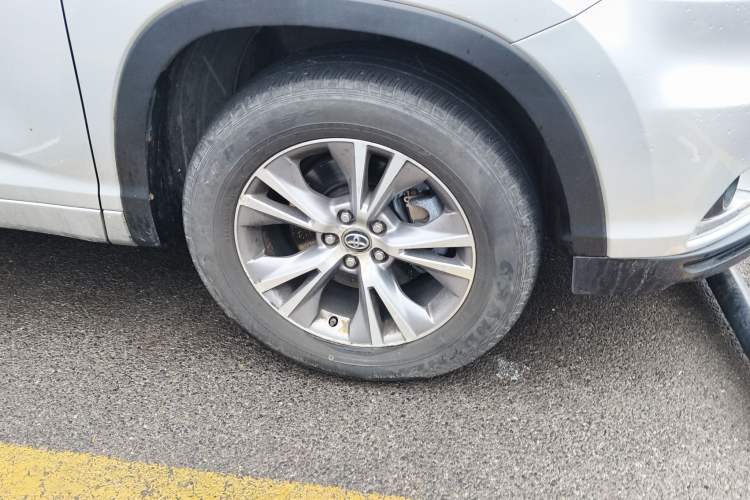 Used Toyota Highlander 2015 2.0T Four-Wheel Drive Elite Edition 7-Seater Right Front Wheel Hub