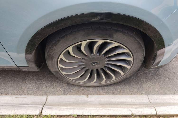 Used VOYAH FREE 2021 Four-Wheel Drive Standard Range-Extended Version Right Front Wheel Hub