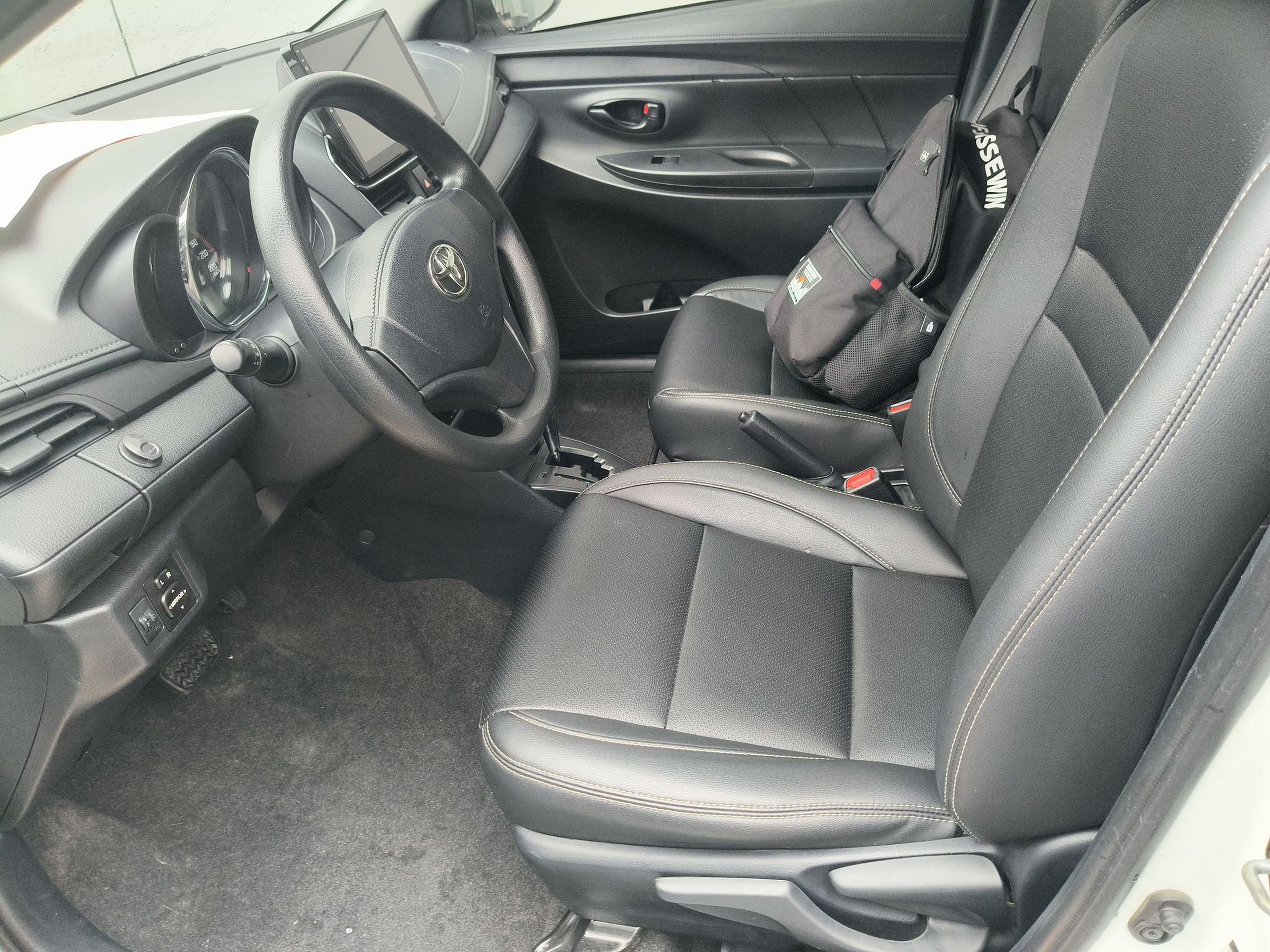 المقاعد الأمامية داخل السيارة