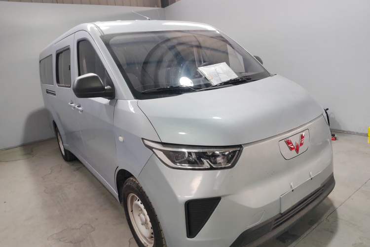 Used Wuling Yangguang 2024 300KM Comfort Version Passenger Van 75kW Exterior 1