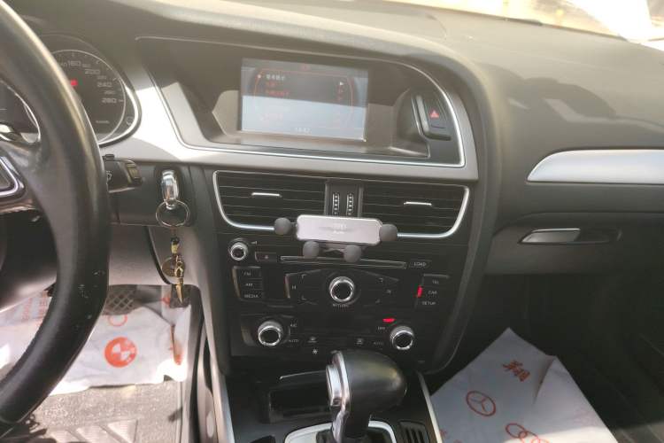 Used Audi A4L 2015 35 TFSI Automatic Standard Model Audio And AC Panel