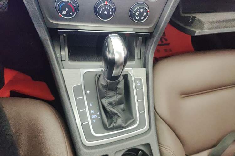 Used Volkswagen Golf 2014 1.4TSI Automatic Comfort Model Gear Lever