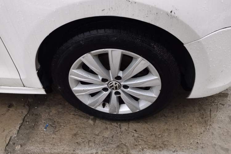 Used Volkswagen Sagitar 2014 Revised Version 1.6L Automatic Comfort Edition Right Front Wheel Hub