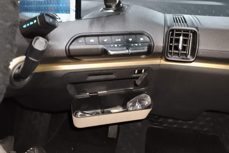 Used Baojun KiWi EV 2022 Artist Lite Edition Ternary Lithium Audio And AC Panel