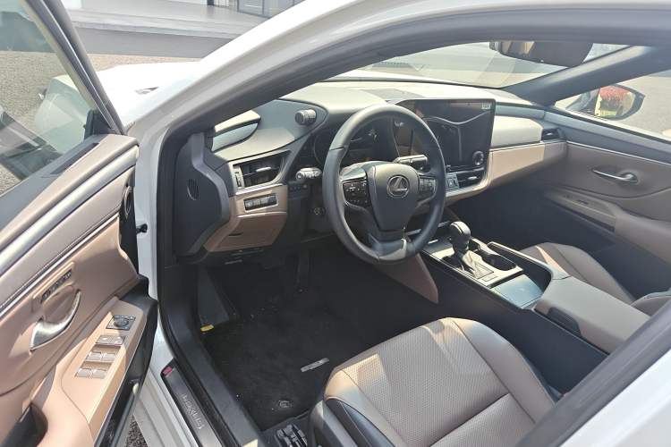Used Lexus ES 2025 200 Premium Edition Driver Seat