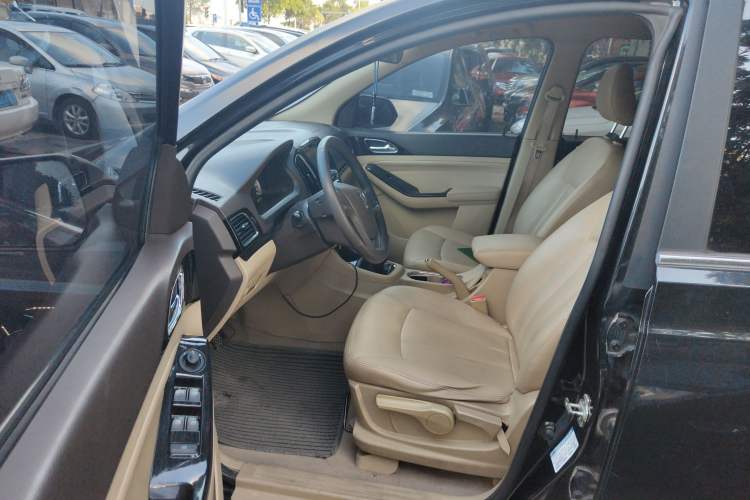 Used Baojun 730 2014 1.5L manual Comfort version 7 seats