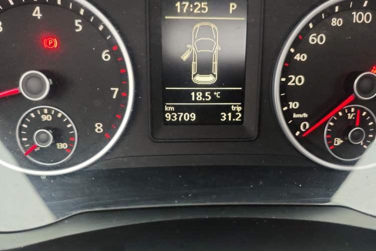 Used Volkswagen Tiguan 2017 300TSI Automatic Two-Wheel Drive Silk Road Comfort Edition Odometer Close Up