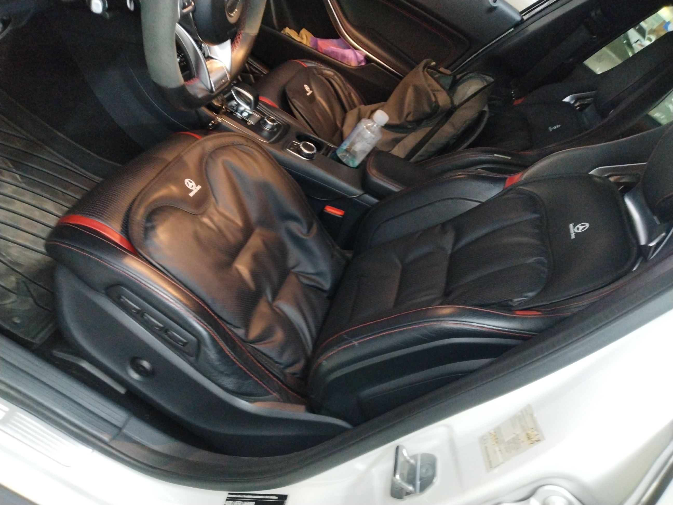 Переднее сиденье в автомобиле