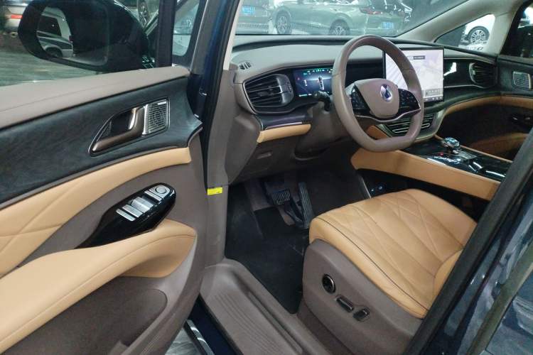 Used Denza D9 2022 DM-i 1040 Prestige Model
