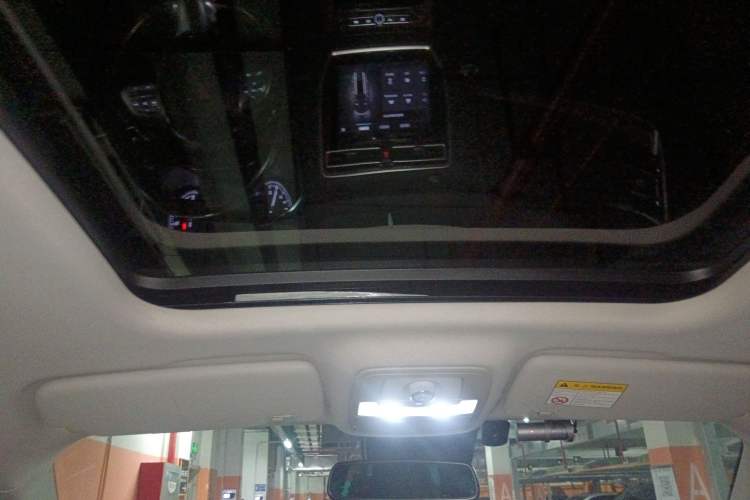 Used Roewe RX8 2018 30T Smart Connectivity All-Wheel Drive Supreme Edition
