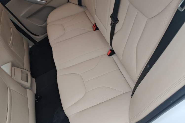 Used Geely Auto Emgrand 2017 Sedan Million Edition 1.5L Manual Luxury Model
