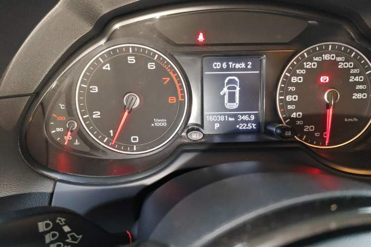 Used Audi Q5 2013 40 TFSI Technology Edition Odometer Close Up