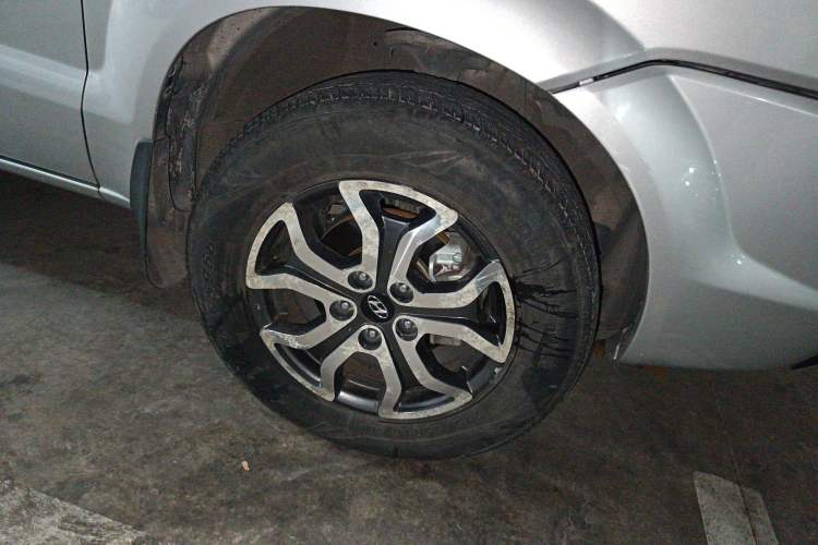 Used Hyundai Tucson 2013 2.0L Automatic Two-Wheel Drive Comfort Version Right Front Wheel Hub