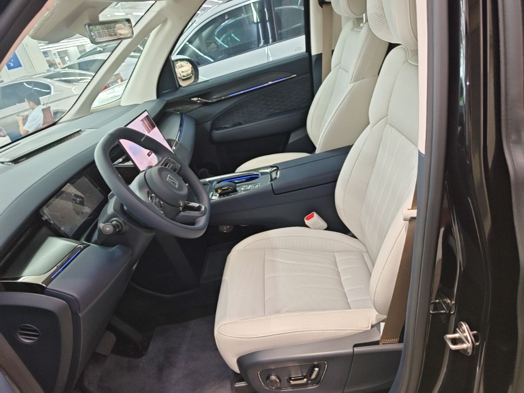 Zeekr 009 2024 GAC Trumpchi Heritage Edition — снимка 17