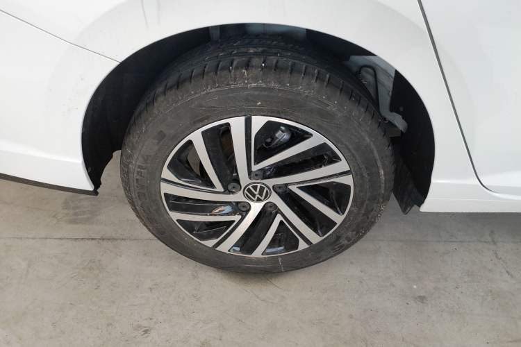 Used Volkswagen Lavida 2024 1.5L Automatic Starry Sky 5 Million Edition Right Rear Wheel Hub