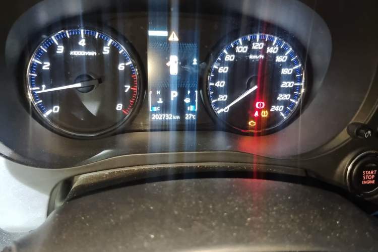 Used Mitsubishi Outlander 2019 2.4L 4x4 Zhi Xiang Edition 7 Seats China VI Standard Odometer Close Up