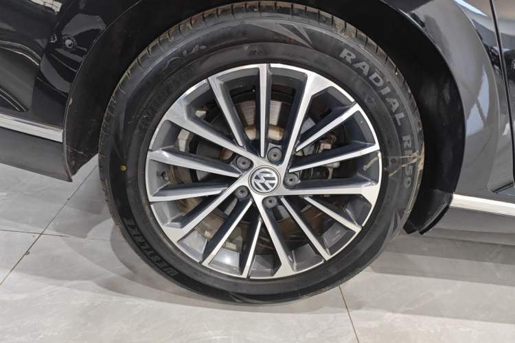 Used Volkswagen Magotan 2020 380TSI DSG Luxury Version Right Rear Wheel Hub