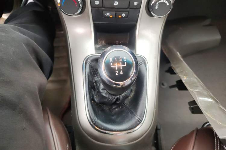 Used Chevrolet Cruze 2015 1.5L Classic SL MT Gear Lever