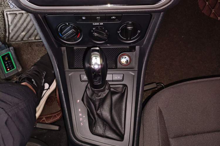 Used Volkswagen Gran Lavida 2017 1.6L Automatic Fashion Edition Gear Lever