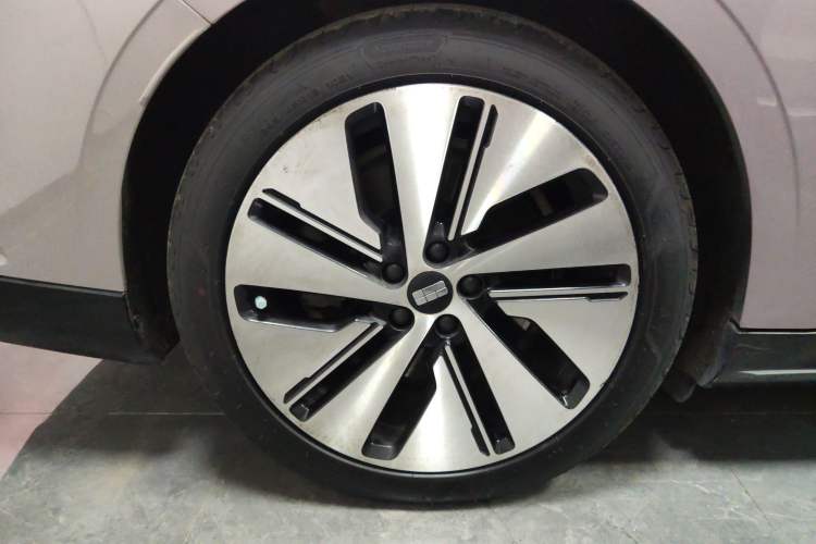 Used Geely Galaxy E8 2024 665 km Range Rear-Drive Starship Long-Range Version
