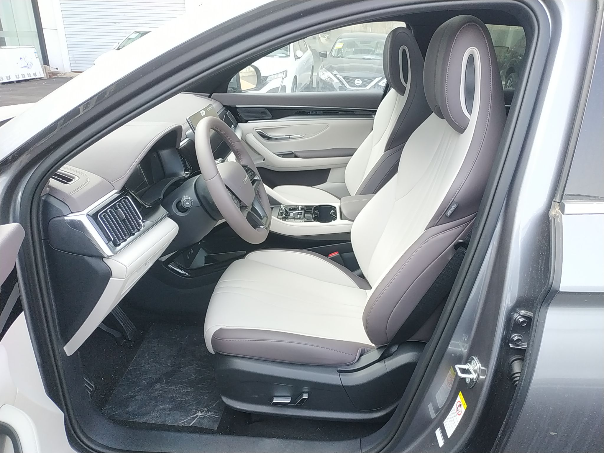 Переднее сиденье в автомобиле