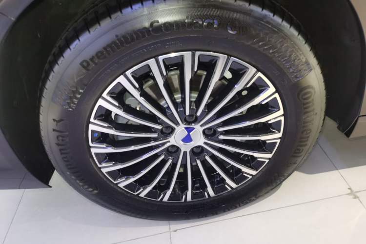 Used Denza D9 2025 DM-i Smart Drive 1020 Four-Wheel Drive Deluxe Model
