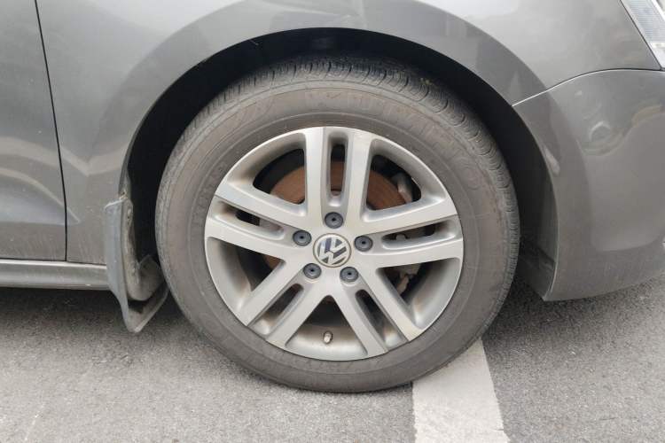 Used Volkswagen Sagitar 2012 1.6L Automatic Comfort Edition Right Front Wheel Hub
