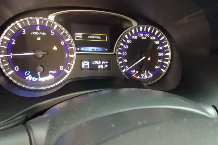 Used Infiniti QX60 2014 2.5 S/C Hybrid All-Wheel-Drive Versatile Edition Odometer Close Up