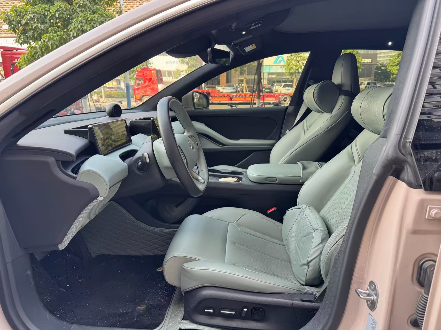 المقاعد الأمامية داخل السيارة