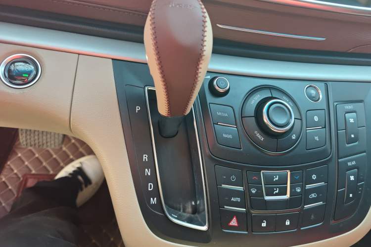 Used Buick GL8 2018 28T Luxury Model China VI Standard Gear Lever