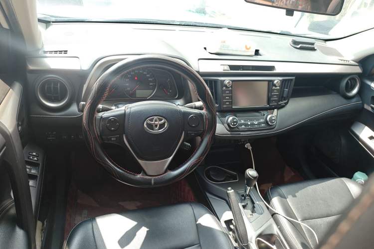 Used Toyota RAV4 2019 2.0L CVT Two-Wheel Drive Luxury Version China VI Standard