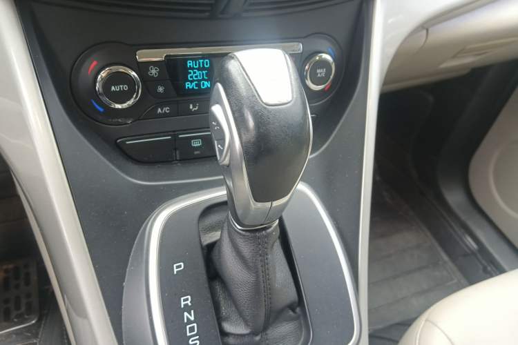 Used Ford Kuga 2013 2.0L GTDi Four-Wheel-Drive Elite Model Gear Lever