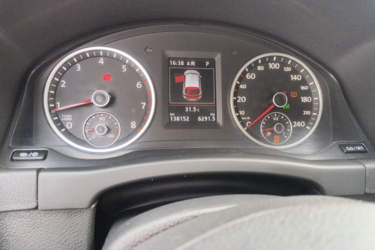 Used Volkswagen Tiguan 2015 1.8TSI Automatic All-Wheel-Drive Luxury Model Odometer Close Up