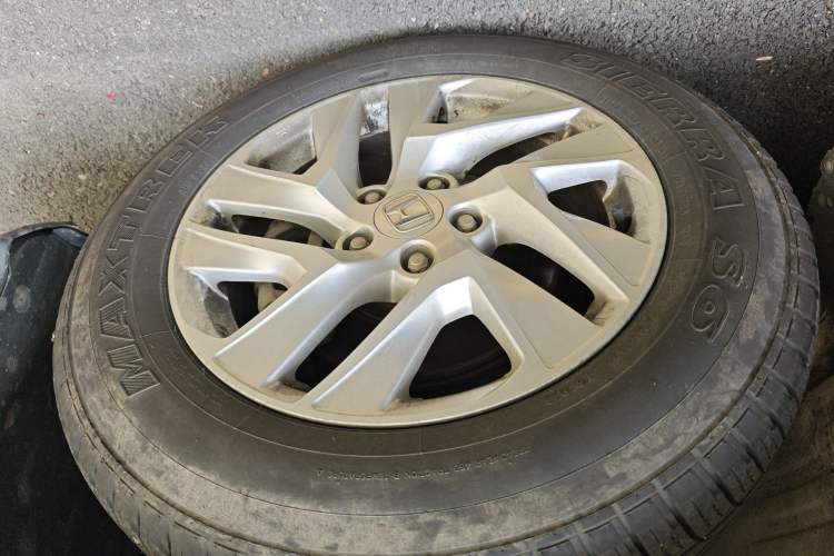 Used Honda CR-V 2015 2.4L two-wheel drive luxury version Right Front Wheel Hub