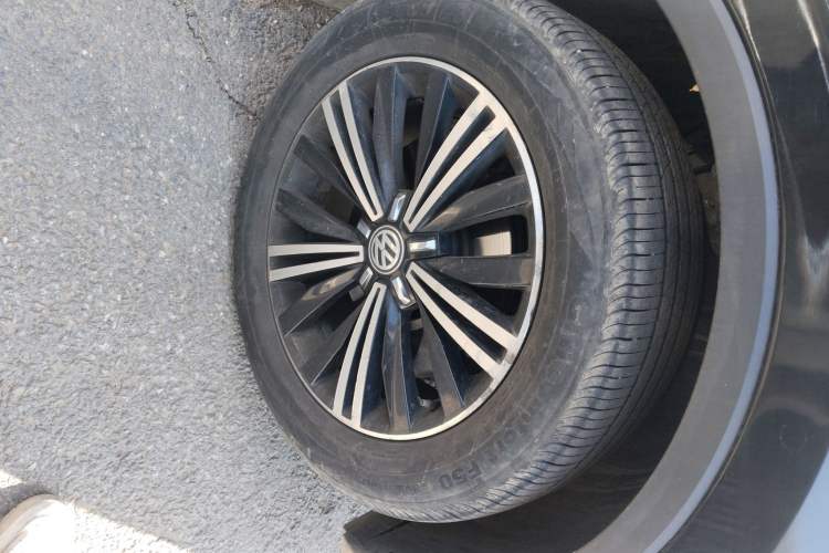 Used Volkswagen Tiguan L 2018 380TSI Automatic All-Wheel Drive Luxury Edition Right Front Wheel Hub