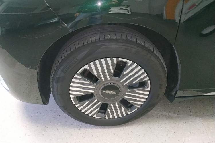 Used Geely Galaxy LEVC L380 2024 140-Degree 6-Seater All-Wheel-Drive Ultra
