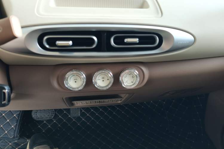 Used Wuling Hongguang MINIEV 2025 Four-Door Version Advanced Edition Audio And AC Panel