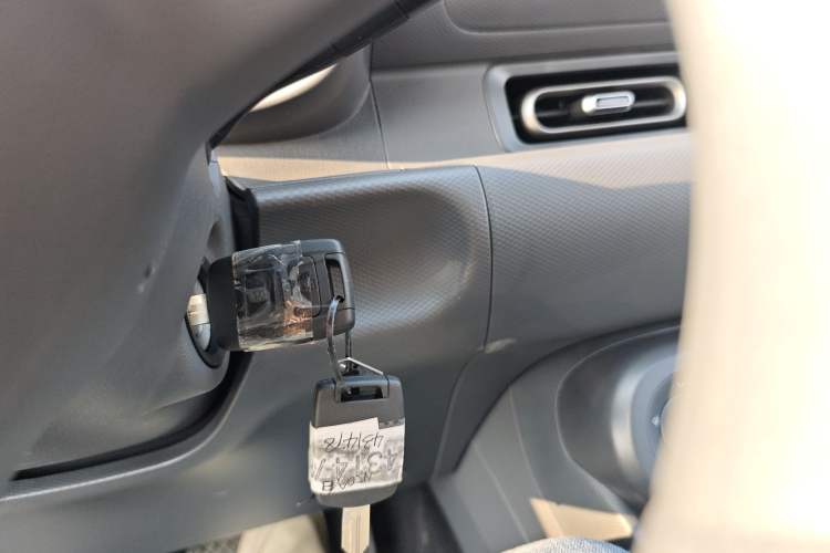 Used Wuling Hongguang New Energy 2025 Extended-Range Hybrid 50 km Utility Version Vehicle Key